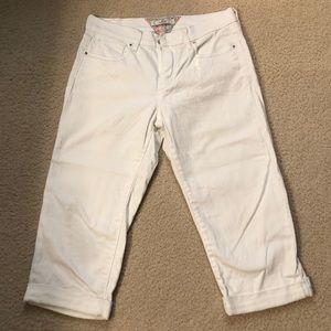 Levi’s white roll cuff jean Capri